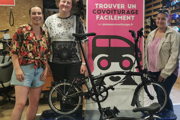 Les lauréates du premier défi repartent chacune avec un vélo électrique.